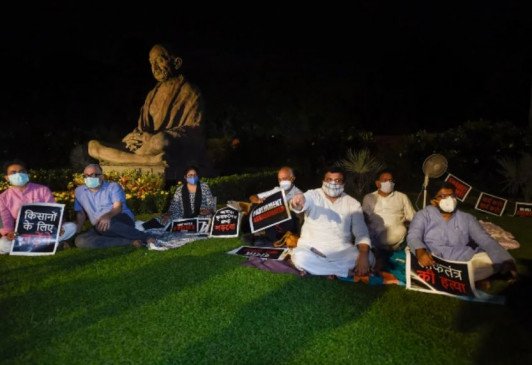 Protest: पूरी रात संसद परिसर में धरना देंगे 8 सांसद, 18 विपक्षी पार्टियों की राष्ट्रपति को चिट्ठी, कृषि बिलों पर साइन न करने की अपील की