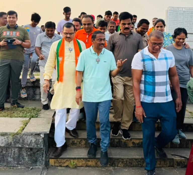 कार्यसम्राट आमदार प्रशांत ठाकूर मॉर्निंग वॉकच्या अनुषंगाने नागरिकांशी संवाद